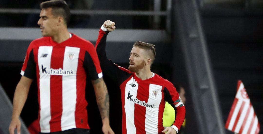 El delantero del Athletic Iker Muniain (d) celebra el primer gol de su equipo ante el Espanyol, en el partido correspondiente a la undécima de LaLiga Santander disputado este miércoles en San Mamés