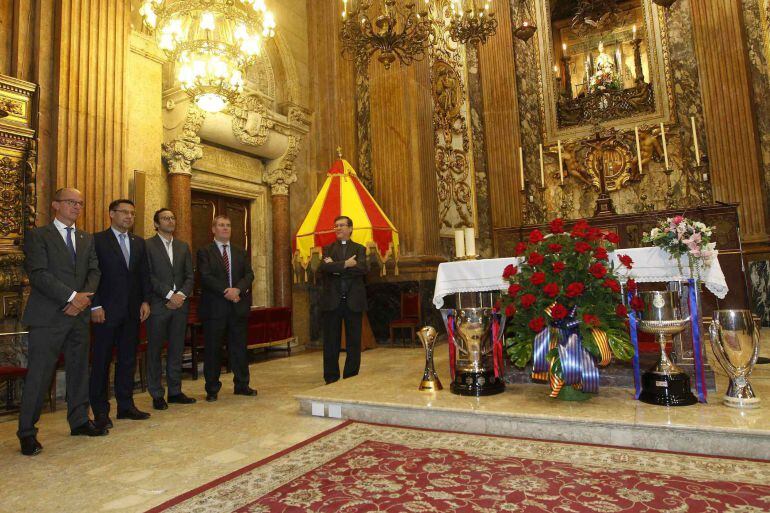 Una comitiva de directius del FC Barcelona, amb el president Josep Maria Bartomeu al capdavant, durant l'ofrena que han fet a la Mare de Déu de la Mercè