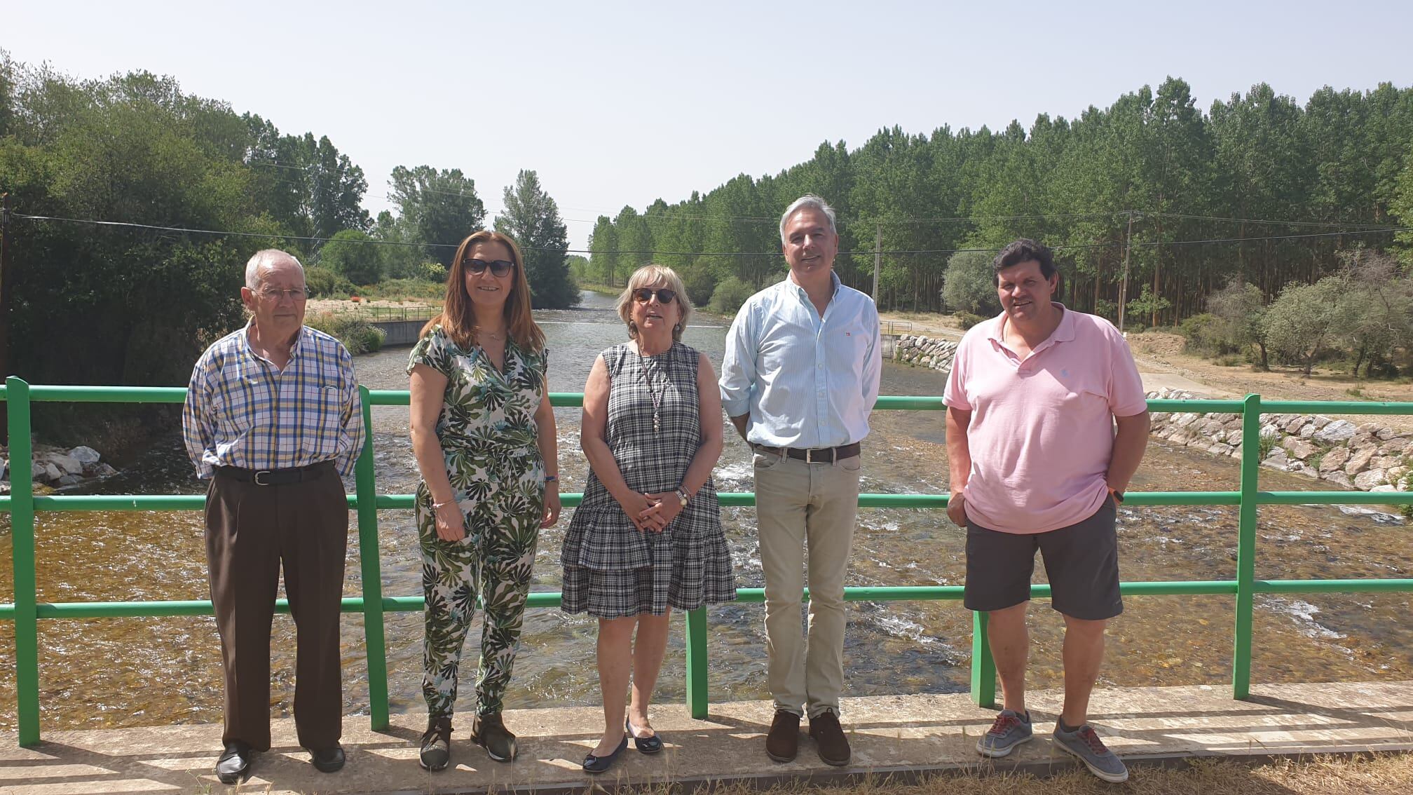 La delegada del Gobierno y la presidenta de la CHD en Celadilla (Palencia)