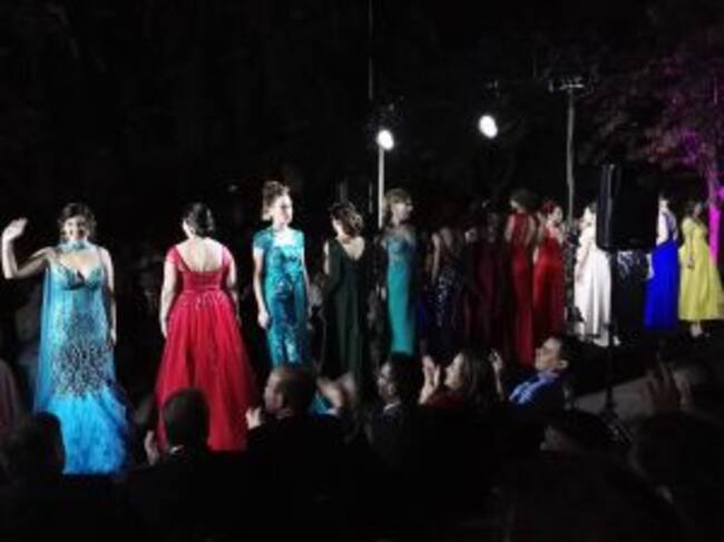 Otro momento del desfile de las candidatas mayores