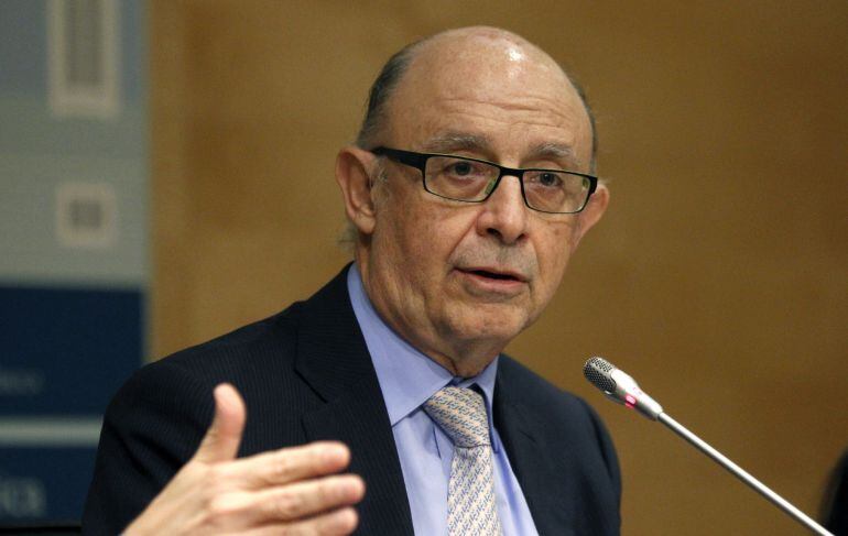 El ministro de Hacienda, Cristóbal Montoro, durante una rueda de prensa tras finalizar la reunión del Consejo de Política Fiscal y Financiera 