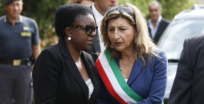 La alcaldesa de Lampedusa junto a la ministra de Integración italiana