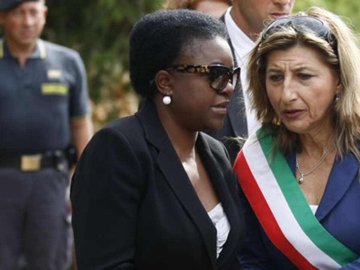 La alcaldesa de Lampedusa junto a la ministra de Integración italiana