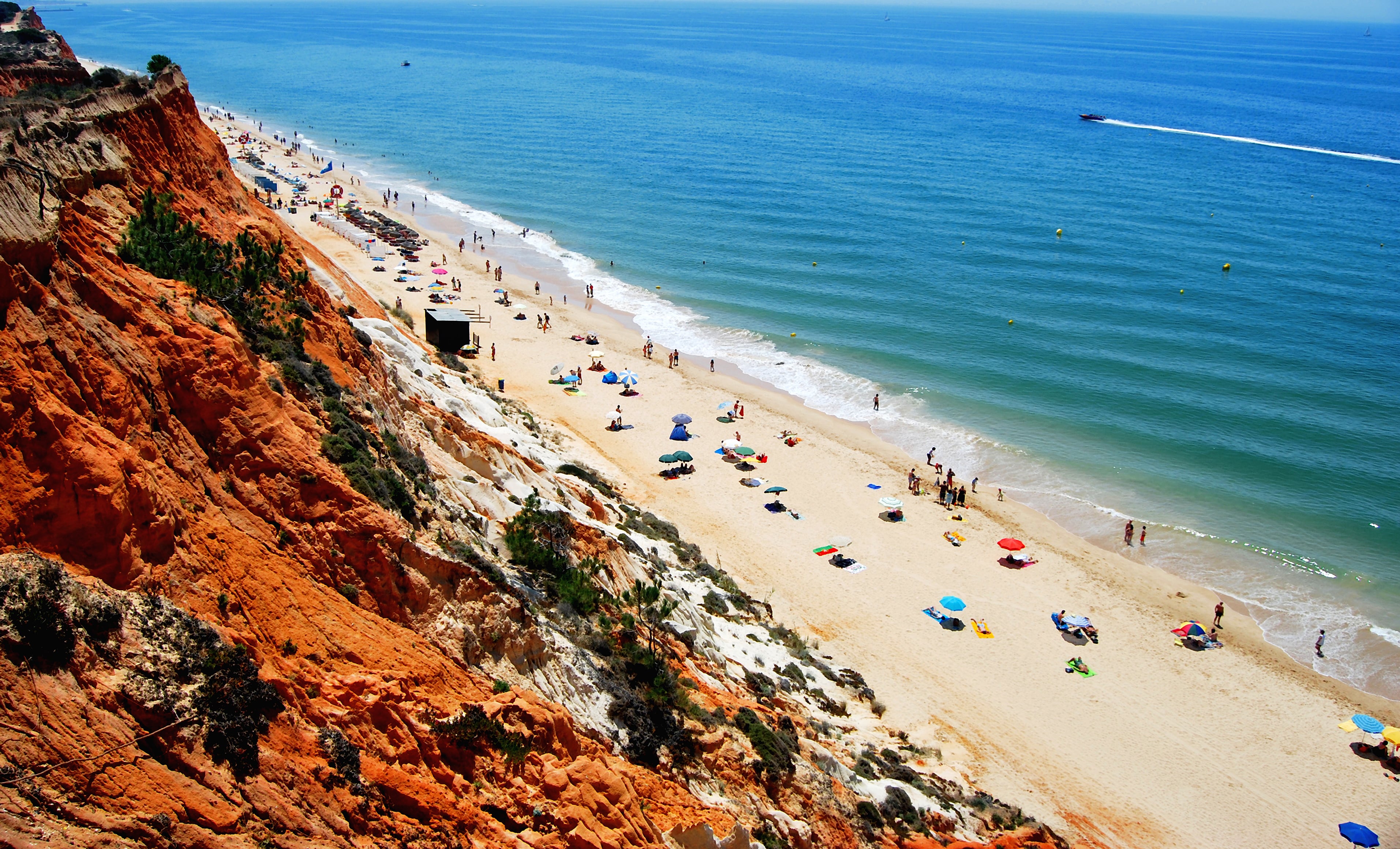 Praia da Falésia, ubicada en el Algarve portugués