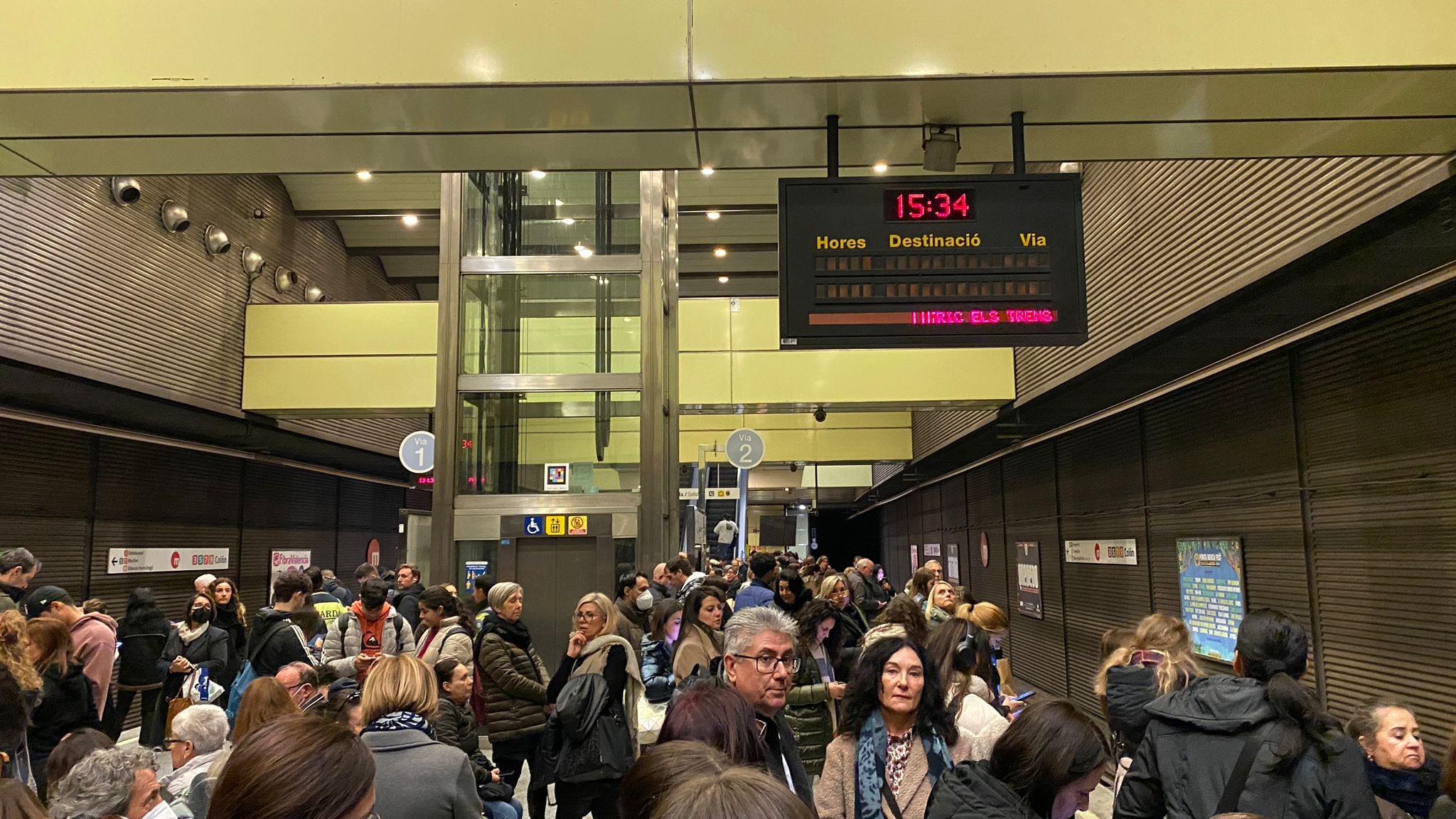 Decenas de usuarios sufren la avería en la estación de Metrovalencia