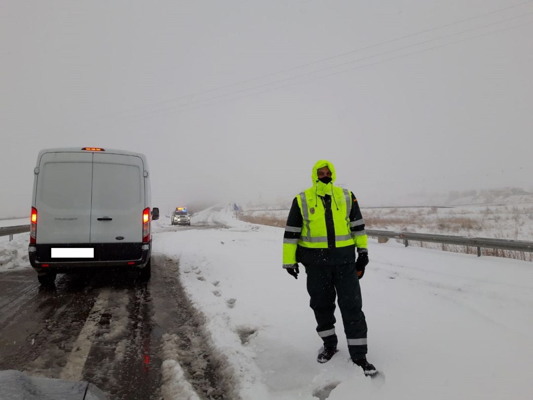 Los agentes han auxiliado a la mujer embarazada en la A-220, a la altura de Cariñena (Zaragoza) 