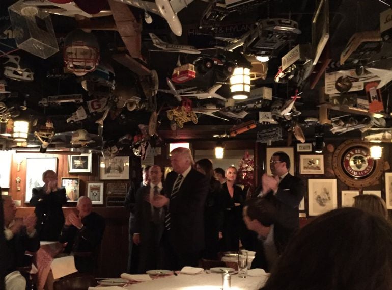 Trump cenando anoche en el centro de Manhattan con su familia en su primera salida desde que fue elegido presidente de Estados Unidos.