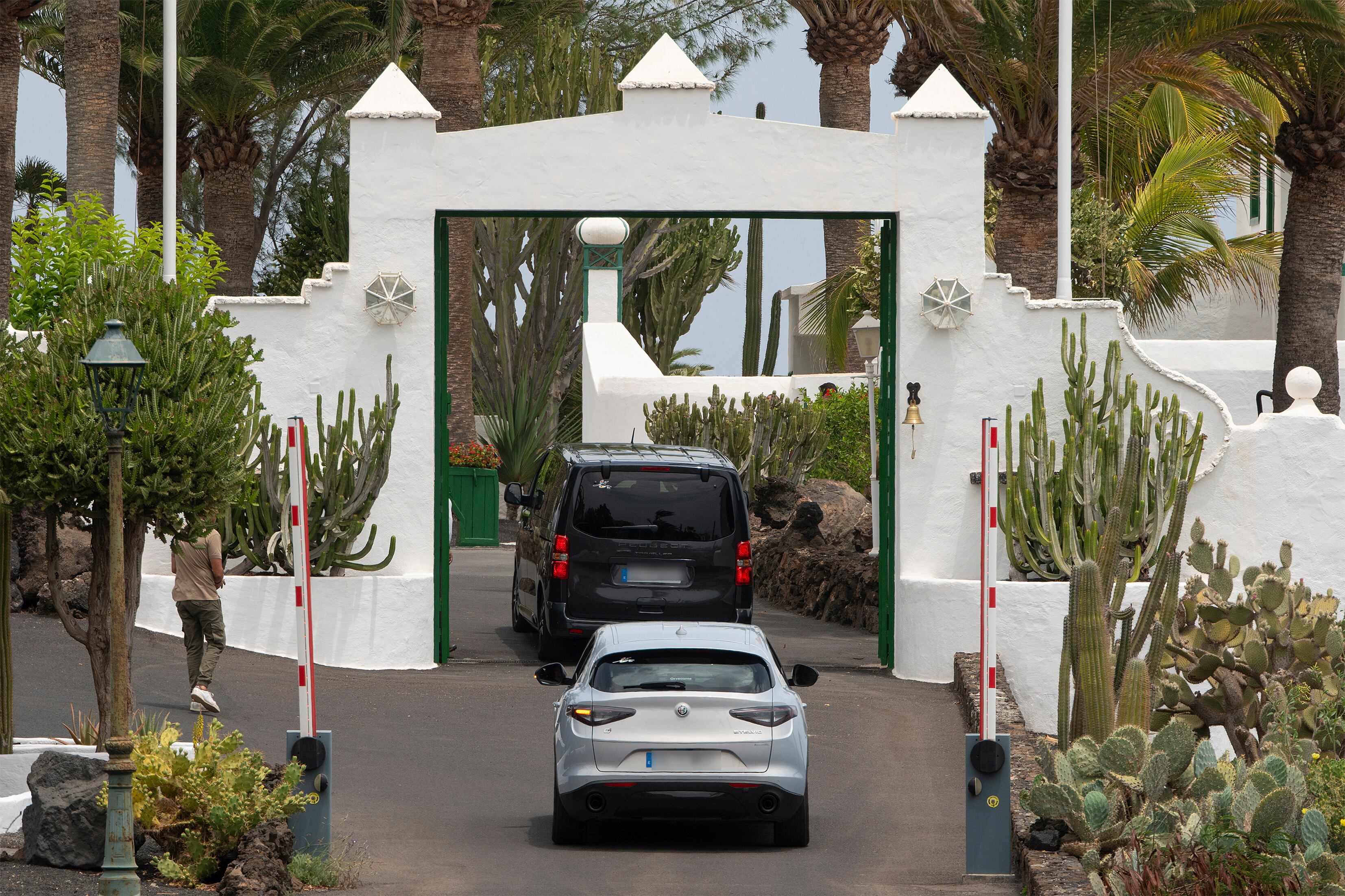 GRAFCAN2817. TEGUISE (LANZAROTE), 12/08/2024.-El presidente del Gobierno de España, Pedro Sánchez, ha llegado este lunes a Lanzarote para pasar sus vacaciones familiares en la residencia de La Mareta. EFE/ Adriel Perdomo
