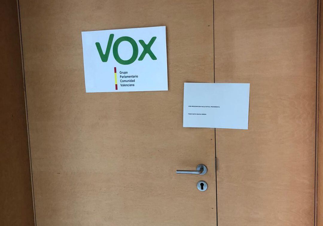 Puerta de las sala del grupo de Vox en las Corts