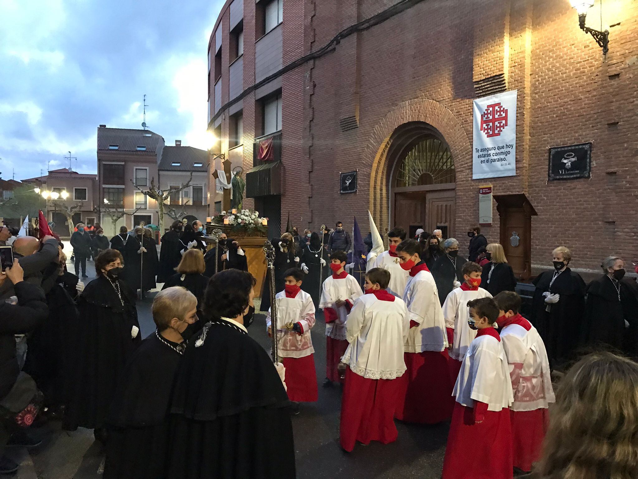 Momento de oración en el Rosario de Mujeres