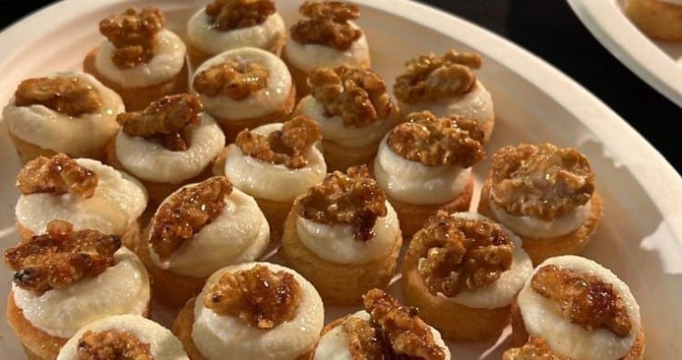 Entrante con queso fresco de Biota y nueces