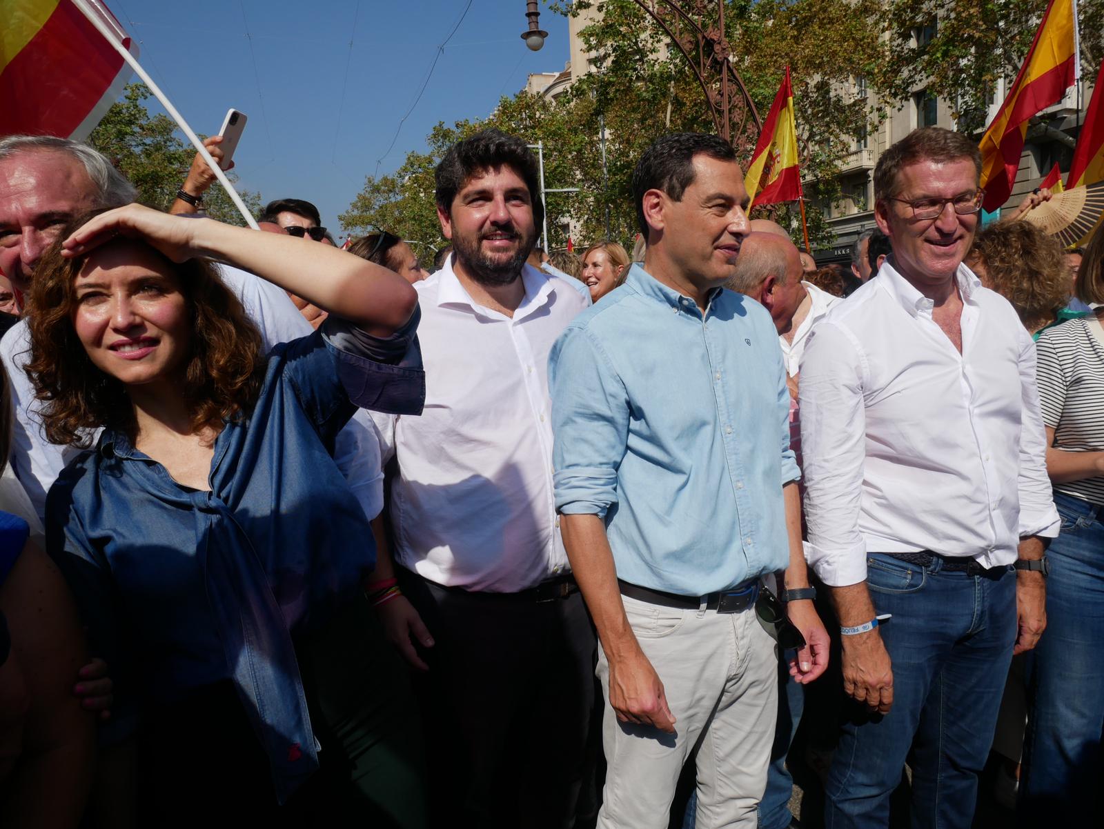 Fernando López Miras ha asistido a la manifestación contra la amnistía convocada en Barcelona por SCC