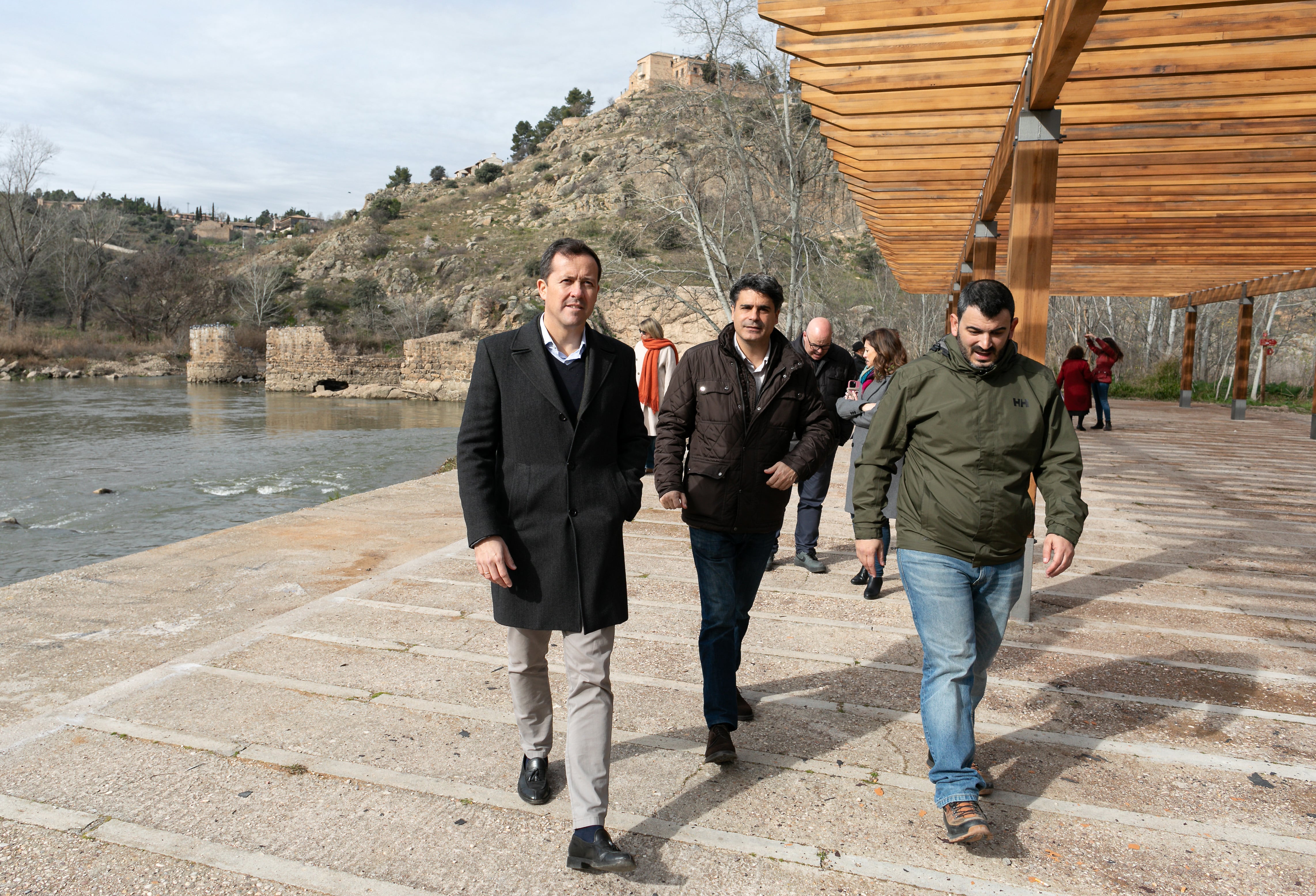 El alcalde de Toledo visita las obras de recuperación de las riberas del Casco