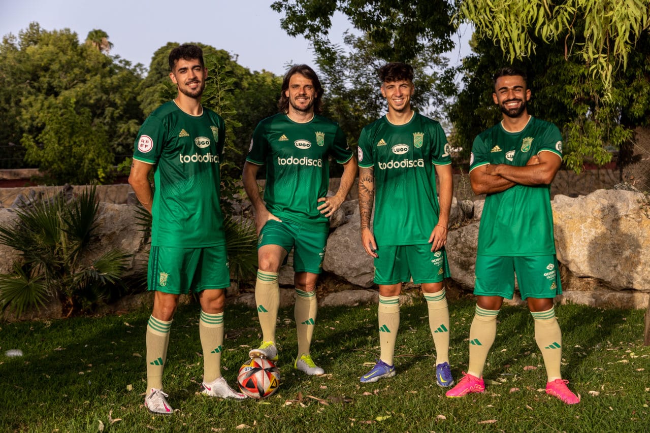 Jugadores del Xerez CD posando con la Tercera equipación en el Zoobotánico