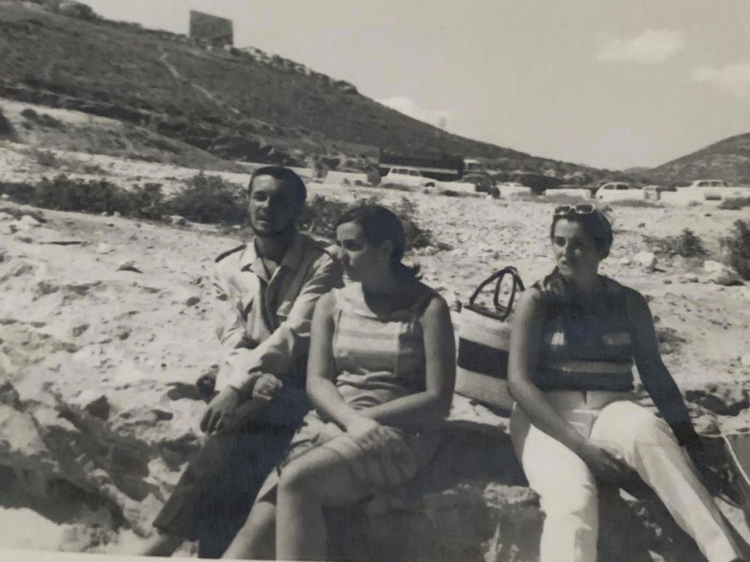 Celia Villalobos con una amiga y su marido Pedro Arriola en el Peñon del Cuervo 