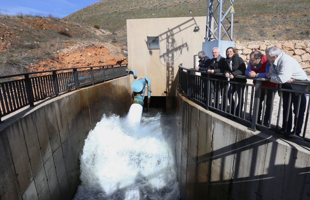 La consejera de Agricultura y Ganadería y portavoz de la Junta de Castilla y León, Milagros Marcos, junto a la salida del agua del embalse de Villafría en la Valdavia