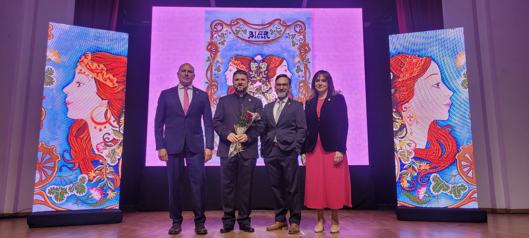 Concejal de Fiestas y alcaldesa junto al pregonero y el autor del Cartel de Fiestas