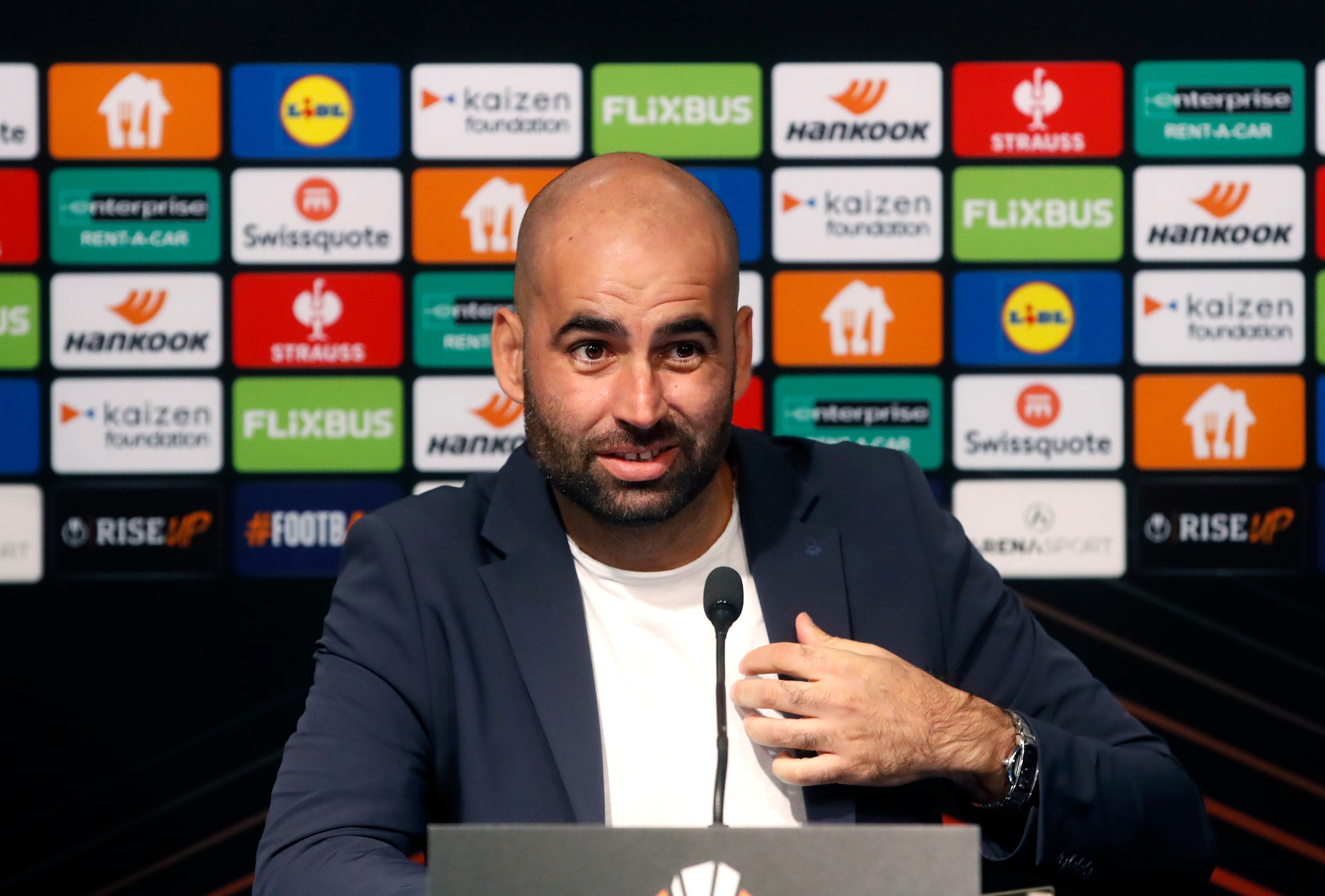 ZAGREB (Croatia), 05/11/2025.- Celta head coach Claudio Giraldez attends a press conference in Zagreb, Croatia, 05 November 2025. Celta Vigo face Dinamo Zagreb in a UEFA Europa League match on 06 November. (Croacia) EFE/EPA/ANTONIO BAT
