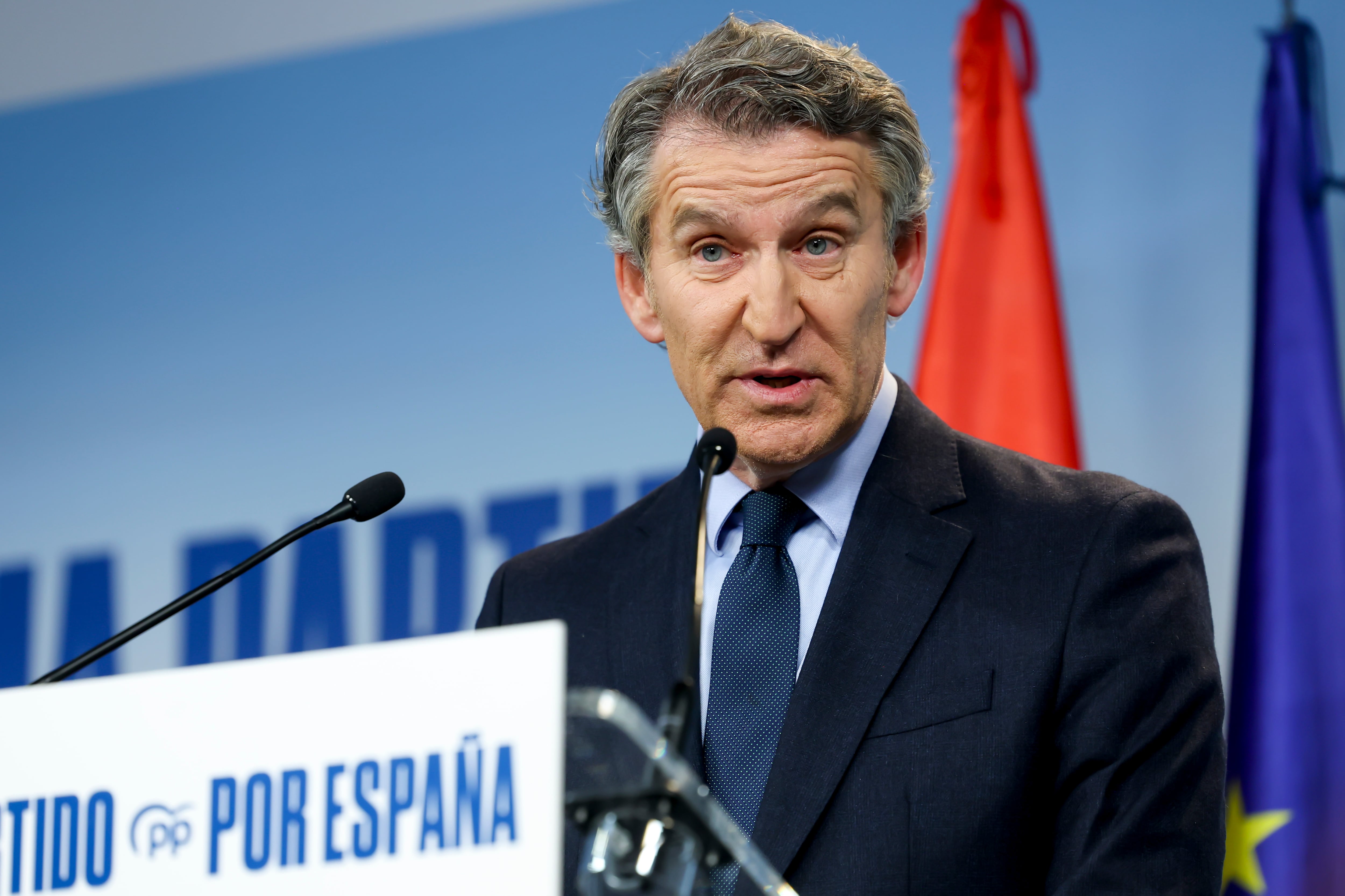 El líder del PP, Alberto Núñez Feijóó, ofrece una rueda de prensa este jueves en Madrid, en la que ha convocado a los españoles a acudir a una concentración el próximo domingo en Madrid.