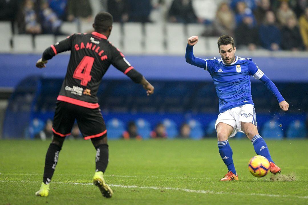 Diegui Johannesson dispara a portería con la izquierda en el encuentro ante el Tenerife.