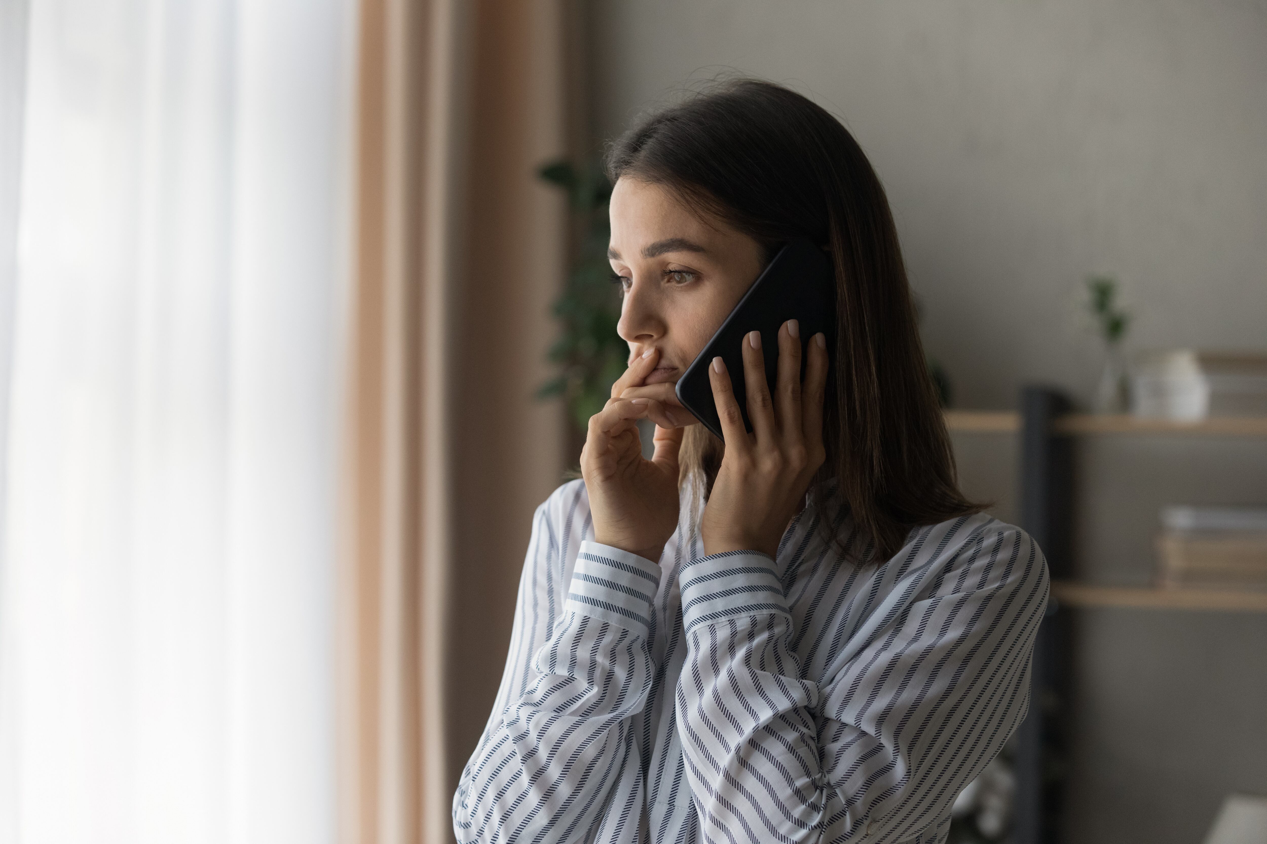 Mujer hablando por teléfono