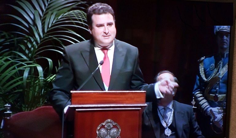 El pregonero José Ignacio del Rey Tirado, ante el atril del Maestranza