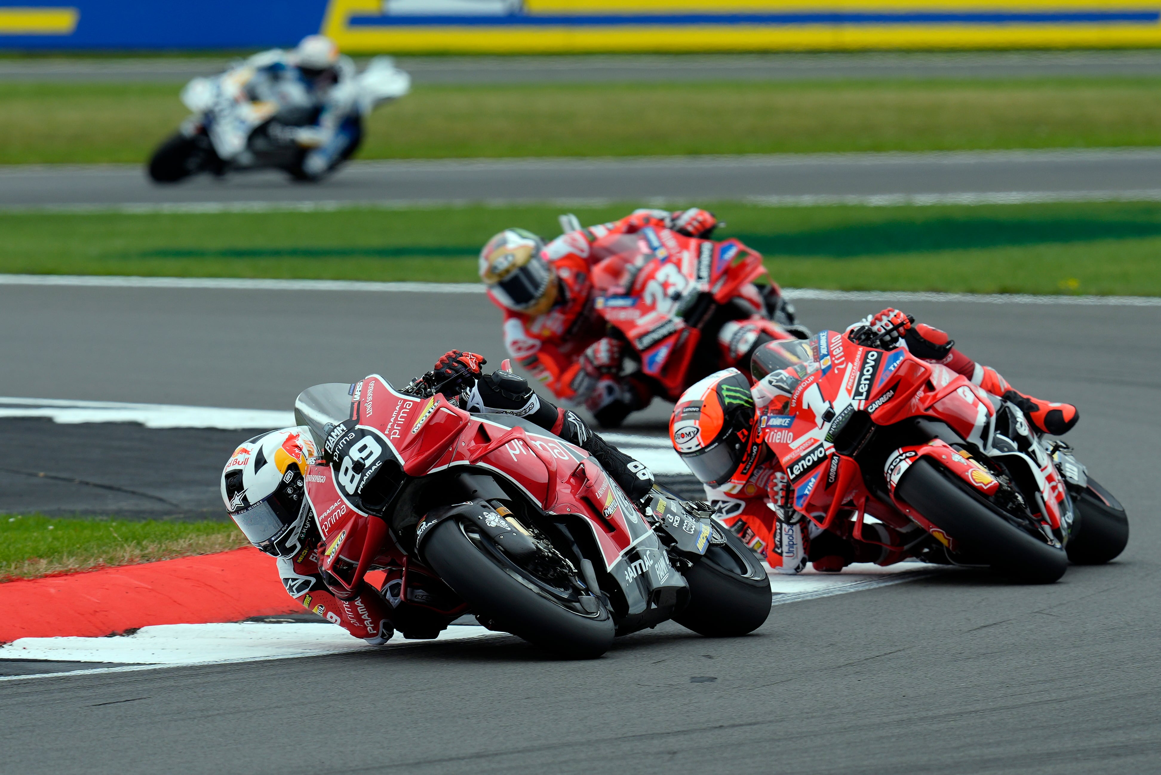 Silverstone (United Kingdom), 04/08/2024.- Spanish Jorge Martin of Prima Pramac Racing Ducati in action during the MotoGP Race at the Motorcycling Grand Prix of Great Britain at the Silverstone race track, Britain, 04 August 2024. (Motociclismo, Ciclismo, Gran Bretaña, Reino Unido) EFE/EPA/TIM KEETON
