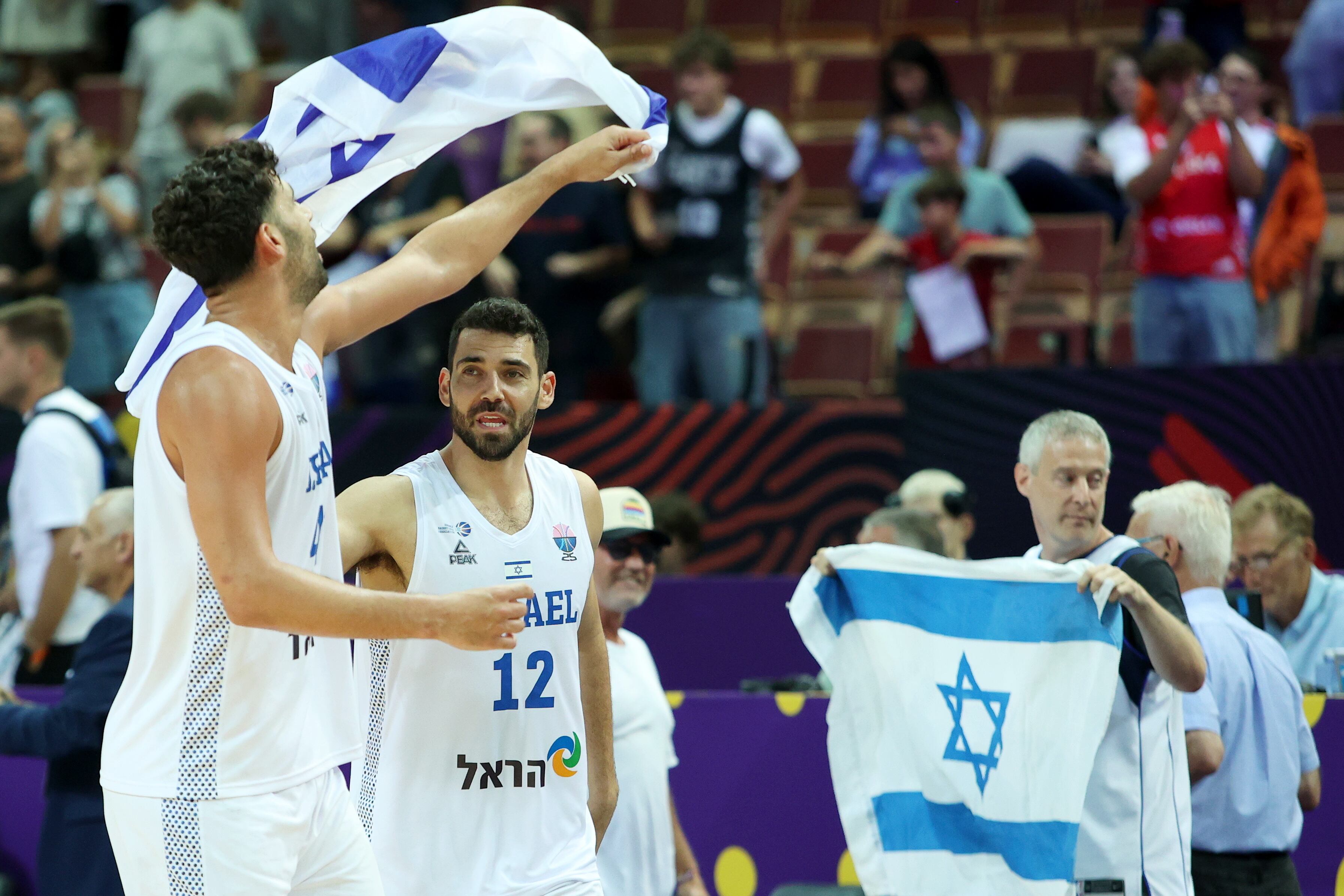 Los jugadores de la selección de Israel celebran su victoria en el Eurobasket