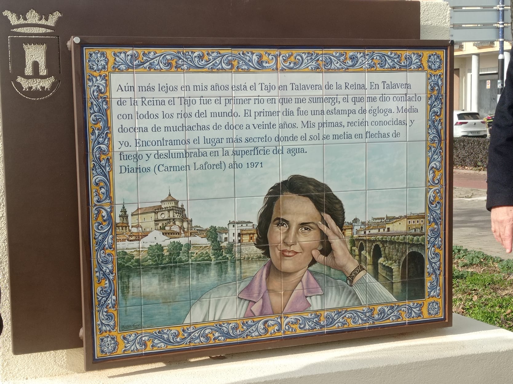 Mural cerámico en homenaje a Carmen Laforet, en el Paseo de las Letras de Talavera de la Reina