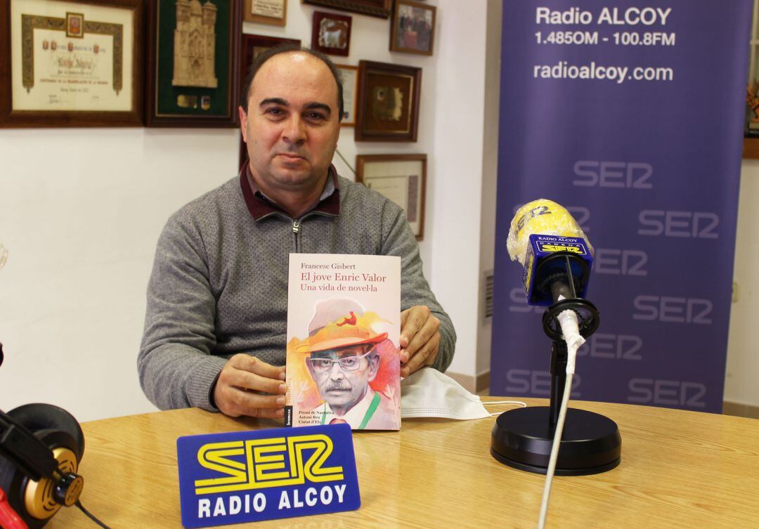 Francesc Gisbert mostra un exemplar del seu nou llibre 'El jove Enric Valor: una vida de novel·la'