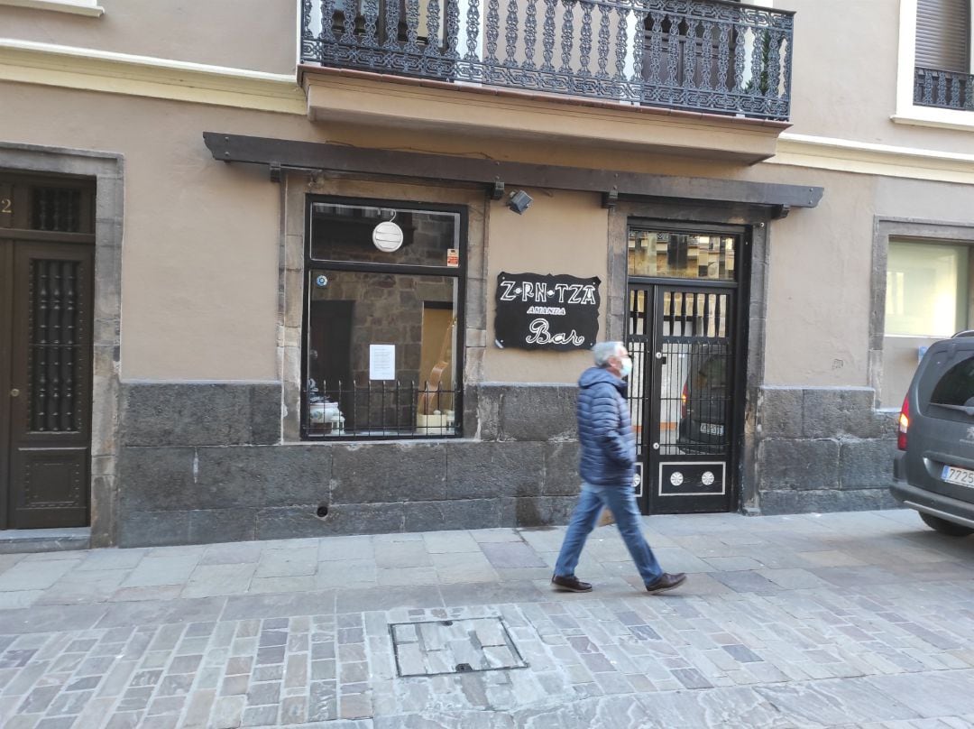 Un vecino de Balmaseda (Bizkaia) pasa por delante de un bar cerrado por la alta incidencia de contagios del Covid-19 en esta localidad.