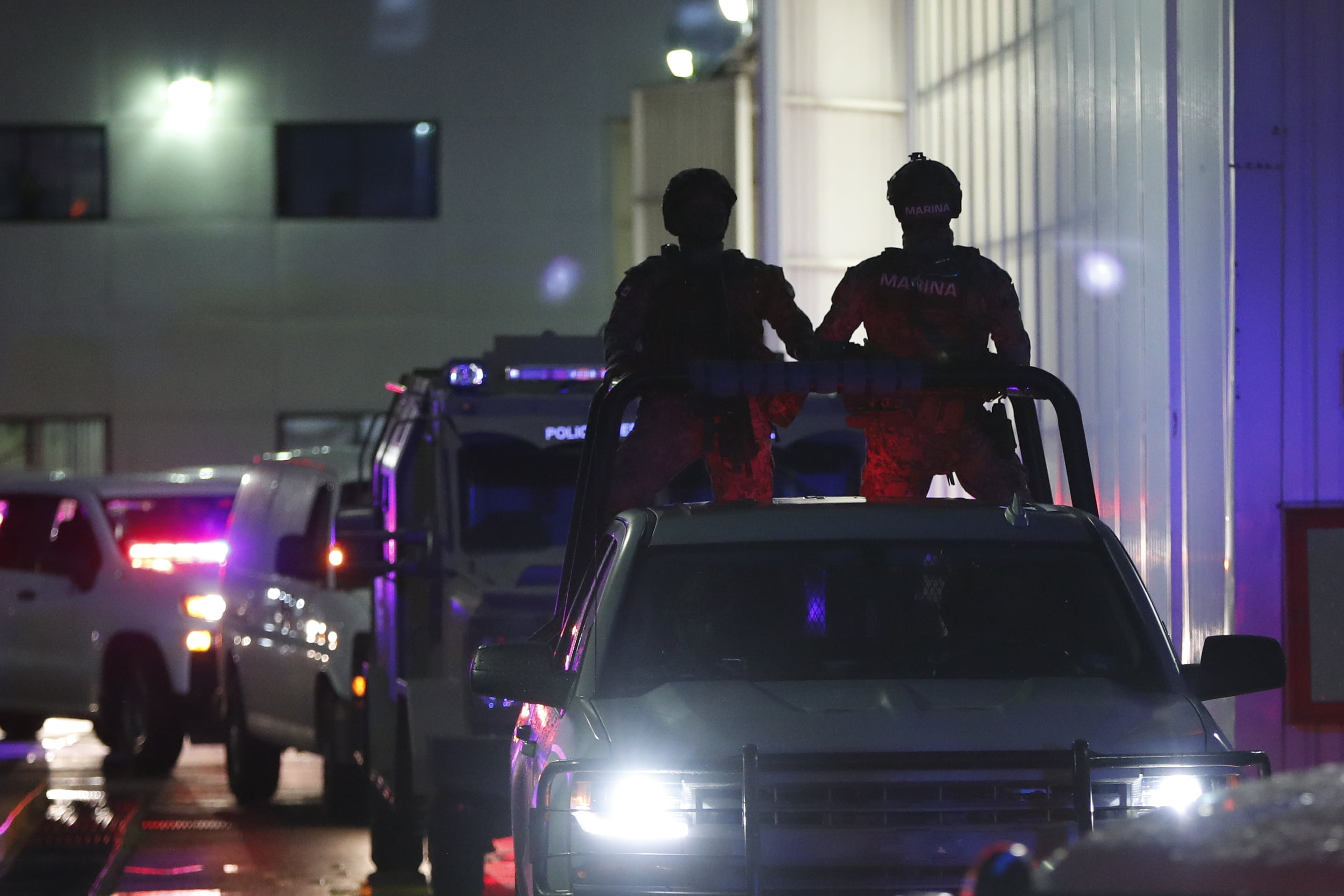 Miembros de la Marina y de la Policía Federal Ministerial realizan un operativo en el Hangar de la Fiscalía General de la República Mexicana para llevar a cabo el traslado del capo Rafael Caro Quintero al Penal del Altiplano, hoy en Ciudad de México (México)