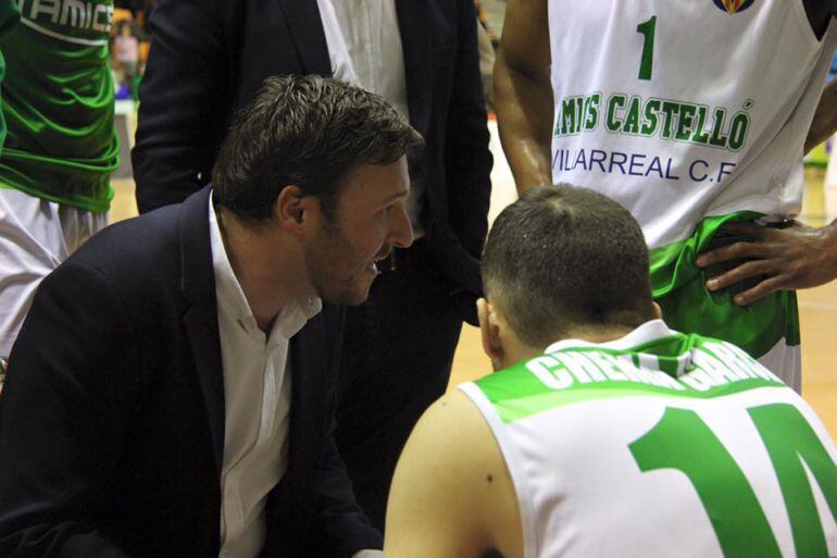 El técnico del Amics da instrucciones a sus jugadores durante uno de los tiempos muertos del partido
