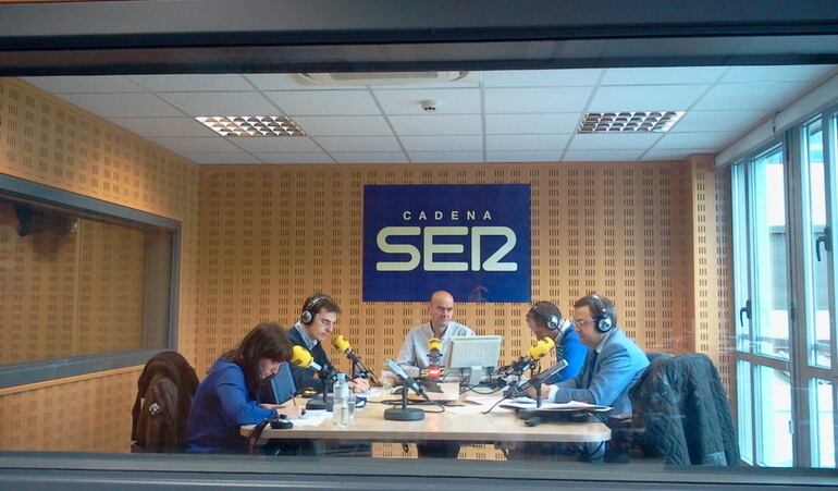 María Sánchez (IU) y Pedro Herrero (PSOE) con Fernando Rubio a la derecha del estudio central de la radio junto a los moderadores