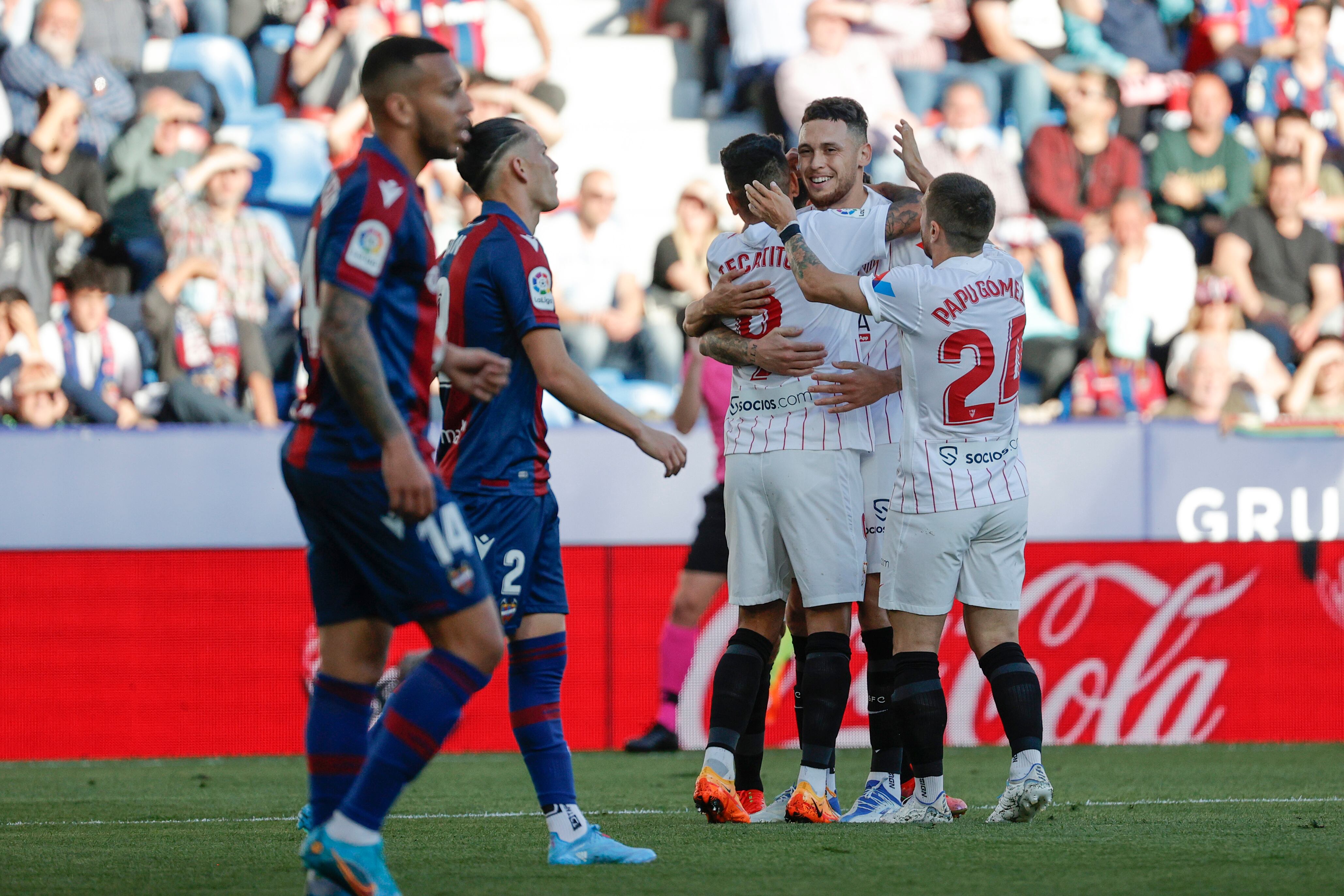 VALENCIA, 21/04/2022.-Los jugadores del Sevilla celebran el gol del centrocampista del Sevilla Jesús Manuel Corona, durante el partido de la jornada 33 de LaLiga Santander contra el Levante, este jueves en el Estadi Ciutat de València.- EFE /  Manuel Bruque
