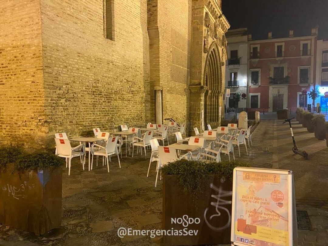 La Policía Local de Sevilla ha denunciado a un establecimiento por tener instalados, en Plaza de San Marcos, más veladores de los autorizados. 