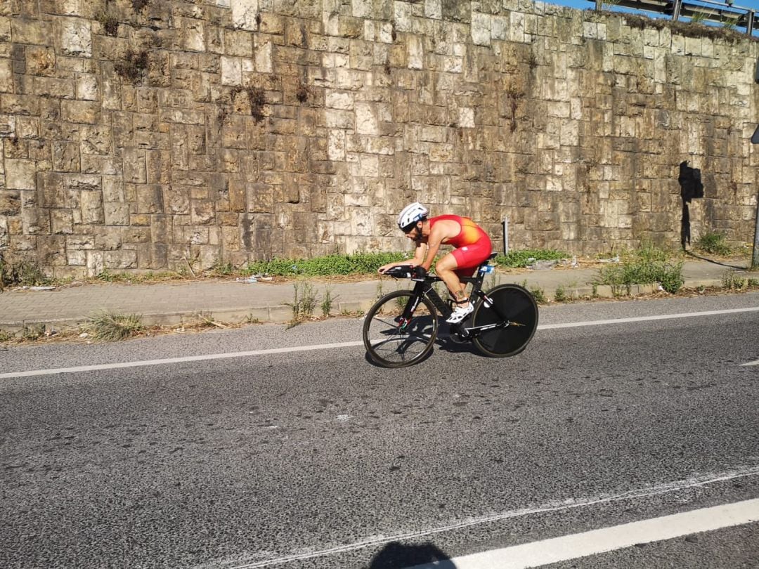 Jairo Ruiz lanzado hacia la meta en el sector ciclismo.