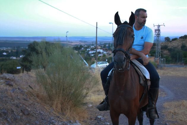 Un vecino de Alcolea realizando la búsqueda a caballo