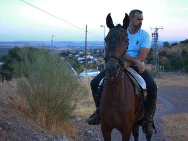 Un vecino de Alcolea realizando la búsqueda a caballo