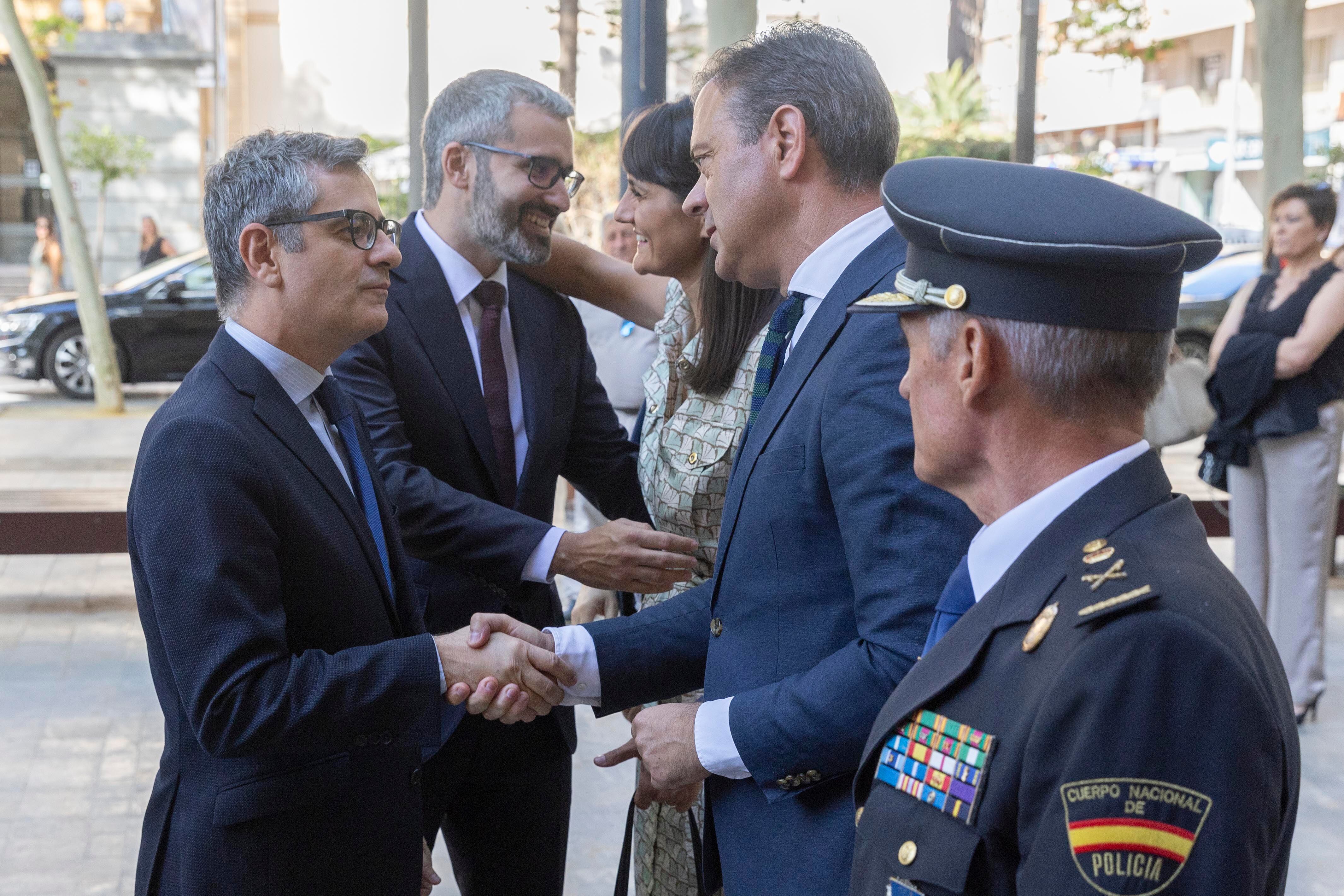 MURCIA, 12/09/2025.- El ministro de la Presidencia, Justicia y Relaciones con las Cortes, Félix Bolaños (i) saluda al consejero de presidencia del gobierno de Murcia a su llegada al acto de toma de posesión de Francisco Lucas (2i), como delegado del Gobierno en Murcia, este viernes donde ha calificado de "fluida y de respeto" la relación del Gobierno con los grupos que apoyaron la legislatura. EFE/Marcial Guillén