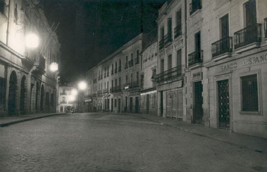 1957 Inauguración del alumbrado público de la Calle Capitulares, entonces Calvo Sotelo