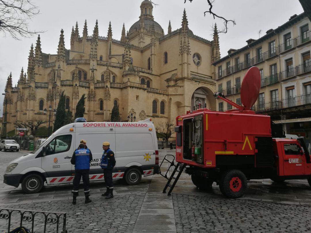 Efectivos de la UME en la Plaza Mayor