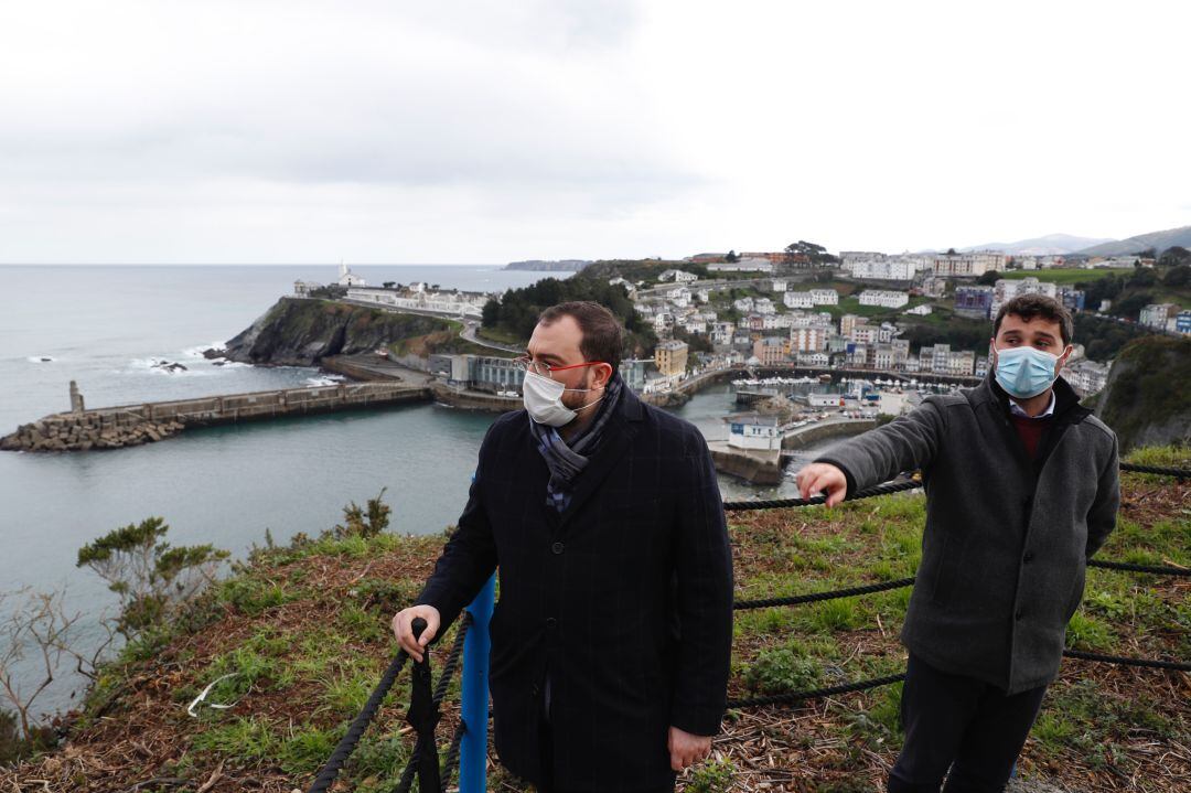 El Presidente del Principado disfrutando, desde un mirador, de las vistas de la villa luarquesa junto al Alcalde del concejo, Óscar Pérez