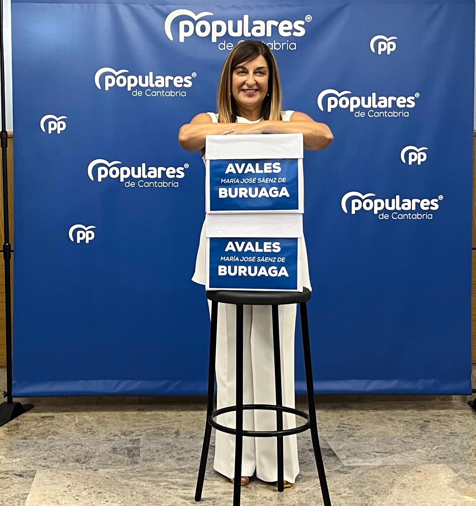 La presidenta del PP de Cantabria, María José Sáenz de Buruaga, junto a las dos cajas con más de 2.400 avales que ha recogido para presentar su candidatura, que ha sido la única, con lo que repetirá como líder del partido - EUROPA PRESS