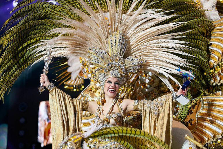 La candidata Cecilia Navarro Arteaga, con la fantasía &#039;Arena Blanca del desierto&#039;, tras ser proclamada Reina del Carnaval de Santa Cruz de Tenerife