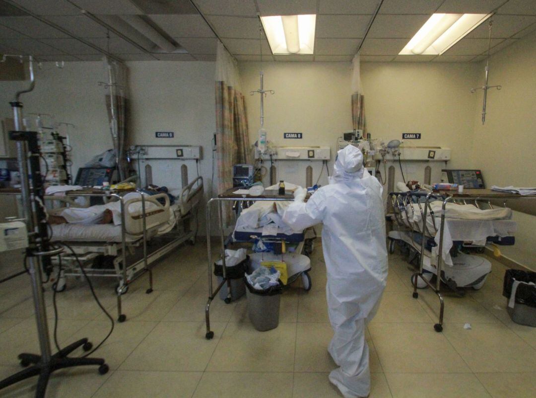 Un sanitario atiende a enfermos en un hospital