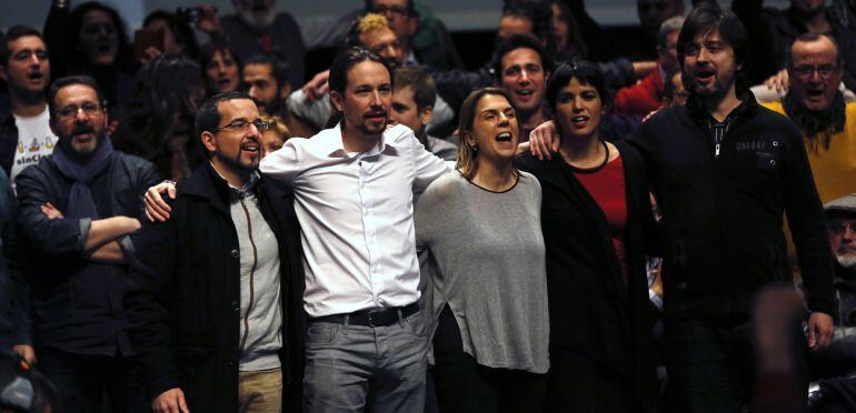 Podemos (&#039;We can&#039;) Secretary General Pablo Iglesias (front, 2nd L) sings the anthem of Andalusia with party members, during a party meeting in the Andalusian capital of Seville January 17, 2015. REUTERS/Marcelo del Pozo (SPAIN - Tags: POLITICS)