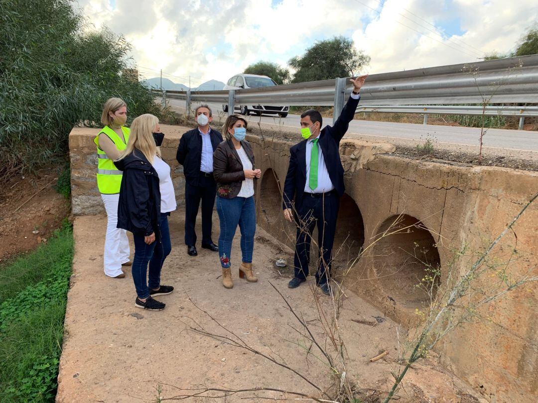 Imagen de la presentación de una de las obras recientemente adjudicadas, que supondrá la ampliación de la capacidad de drenaje de la vía que une Los Urrutias con Los Belones, en el cruce con la rambla de La Carrasquilla (RM-F54) 