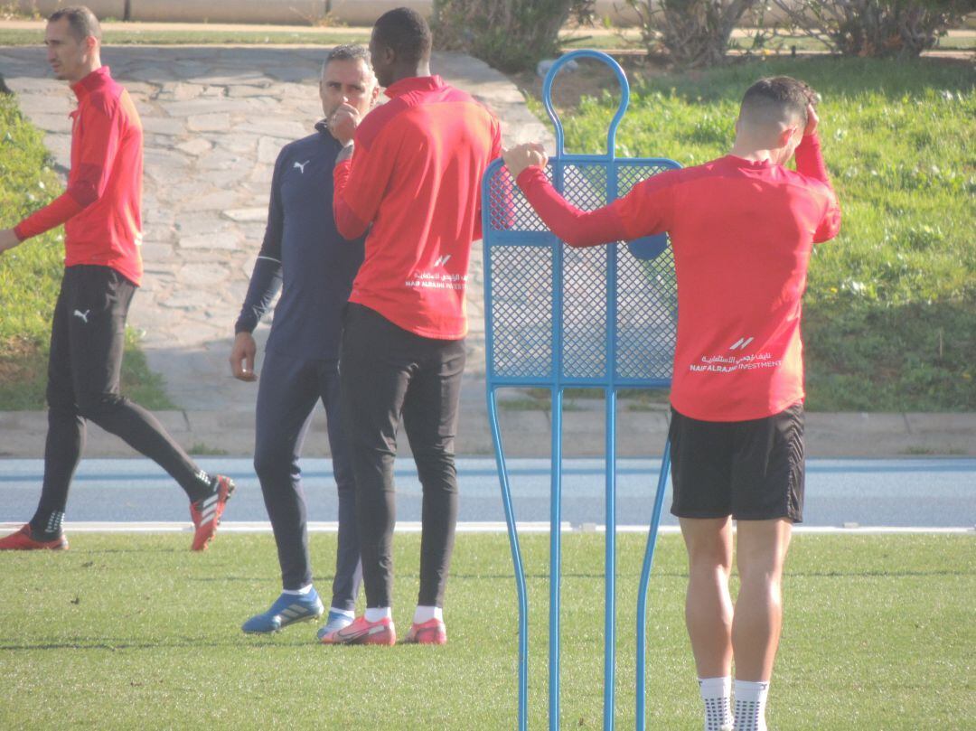 José Gomes habla con Umar Sadiq.