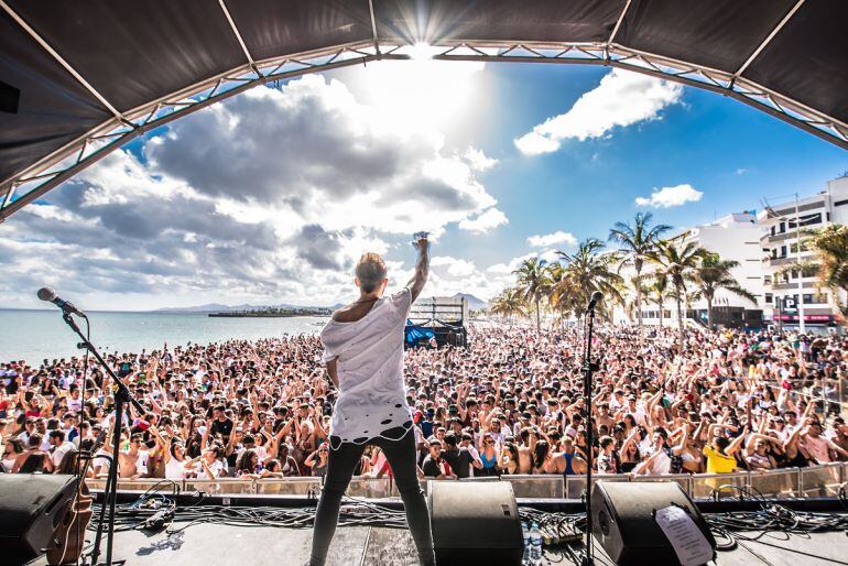 Óscar Martínez saluda al público desde el escenario.